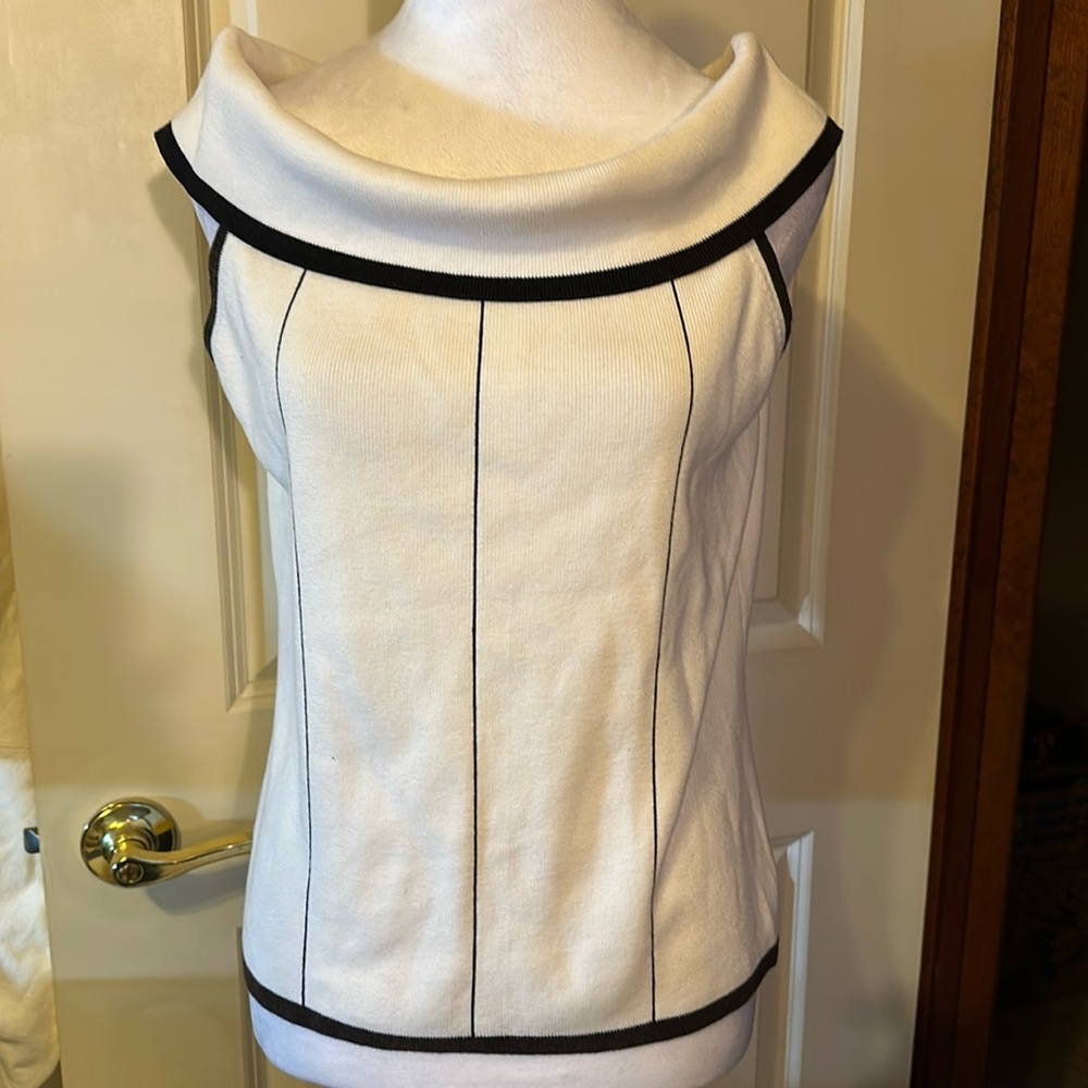Boat neck black&white very easy wearing top
Gently worn perfect condition